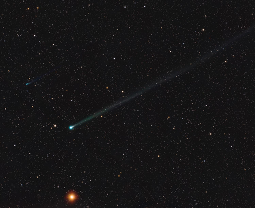IT: la cometa C/2025 R2, meglio nota come SWAN, in una foto scattata il 21 settembre 2025. Sulla verticale della SWAN troviamo (in basso) il pianeta Marte, mentre alla sinistra della cometa e in alto s'intravede la flebile cometa ATLAS (C/2025 K1), che è passata al perielio l'8 di ottobre.
Credito: Adam Block.

EN: C/2025 R2 comet, better known as SWAN, in a picture taken on September 21st, 2025. On SWAN's vertical we can notice (looking below) the planet Mars, whereas at the comet's left and above the faint ATLAS comet (C/2025 K1) is noticeable. ATLAS passed perihelion on October 8th, 2025.
Credito: Adam Block.