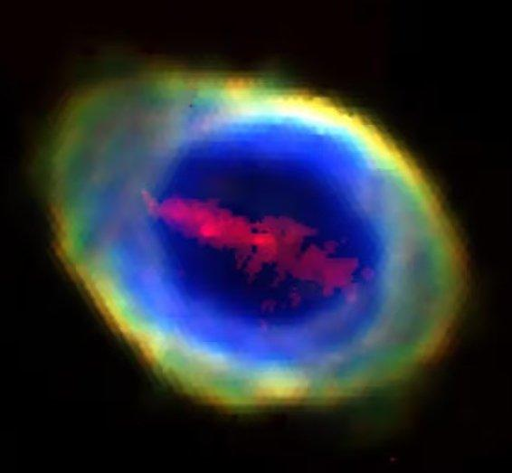 La caratteristica si trova perfettamente all'interno del noto guscio ellittico interno della Nebulosa Anello, la stessa struttura luminosa visibile in molte immagini iconiche, tra cui le recenti osservazioni infrarosse del JWST.

La barra ricca di ferro ha dimensioni enormi, con una lunghezza stimata pari a circa 500 volte la dimensione orbitale di Plutone attorno al Sole, e il suo contenuto di ferro è descritto come paragonabile alla massa di Marte.

La scoperta è stata possibile perché WEAVE è in grado di eseguire spettroscopie integrali a campo ampio, raccogliendo simultaneamente centinaia di spettri attraverso la nebulosa e coprendo sostanzialmente l'intero intervallo ottico.

Ciò consente ai ricercatori di ricostruire mappe della composizione chimica in ogni punto della nebulosa, anziché basarsi su osservazioni limitate tramite fenditura.

Quando il team ha elaborato i dati WEAVE ed esaminato specificamente l'emissione del ferro, la struttura a barra è emersa chiaramente come un componente precedentemente sconosciuto al centro della nebulosa.
