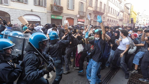 Nell'immagine, una carica della polizia in tenuta antisommossa nei confronti dei giovani manifestanti.