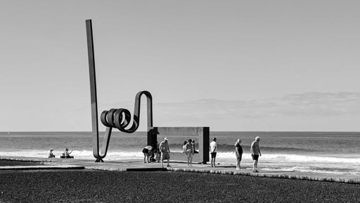 Arte astratta in metallo sul lungomare di Tenerife.