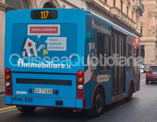 La fotografia associata all’articolo riguarda la linea 116 di Roma e il suo storico servizio con minibus. L’immagine è una fotografia d’archivio utilizzata per raccontare la storia della linea e il trasporto pubblico nel centro della città. Il contenuto richiama un collegamento urbano effettuato con piccoli autobus, pensato per attraversare le strade più strette del centro storico e collegare aree come il Gianicolo e Porta Pinciana.