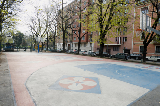 Vista d'insieme del campetto di basket di viale Lazio, in Porta Romana, a Milano.