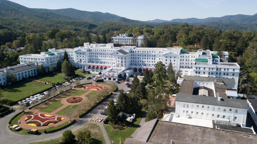Nel 1958 il governo americano scavò un bunker antiatomico sotto il Greenbrier, resort di lusso in West Virginia. Doveva ospitare l'intero Congresso dopo un attacco nucleare: 535 legislatori, portelloni da 28 tonnellate, cucine e studio TV nascosti sotto l'hotel. Il segreto durò 35 anni. Lo smontò il Washington Post nel 1992, e adesso è una tourist attraction con biglietto.