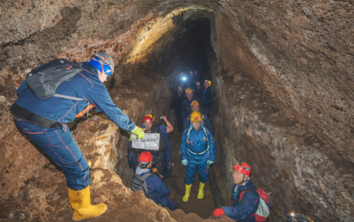 Speleologi all'interno del percorso ipogeo dell'emissario del lago di Nemi.