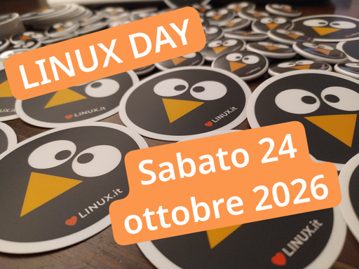 Una tavolata di adorabili adesivi Linux.it con la data del Linux Day, 24 ottobre 2026.