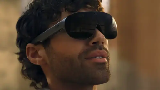 In un Apple Store di Milano un ragazzo prova il Vision Pro da otto minuti e continua a infilarsi due dita sotto la fascia, cercando un punto della fronte che non gli faccia male. Meta è partita da quel gesto per Puffin, un occhiale VR da meno di 110 grammi contro i 620 di Apple, a circa 1.200 euro invece di 3.220. Cupertino, abbiamo un problema: 510 grammi di troppo.