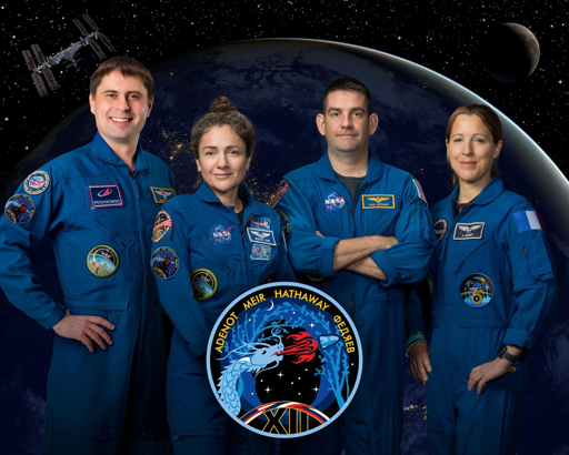 IT: i quattro membri della missione NASA Crew-12 operata da SpaceX verso la Stazione Spaziale Internazionale posano insieme per il ritratto ufficiale. Da sinistra, il cosmonauta Roscosmos e specialista di missione Andrei Fedyayev, gli astronauti NASA Jessica Meir e Jack Hathaway, rispettivamente comandante e pilota, e l'astronauta dell'ESA (European Space Agency) e specialista di missione Sophie Adenot.
Credit: NASA

EN: The four members of NASA's SpaceX Crew-12 mission to the International Space Station pose together for an official crew portrait. From left are, Roscosmos cosmonaut and Mission Specialist Andrey Fedyaev, NASA astronauts Jessica Meir and Jack Hathaway, Commander and Pilot respectively, and ESA (European Space Agency) astronaut and Mission Specialist Sophie Adenot.
Credit: NASA
