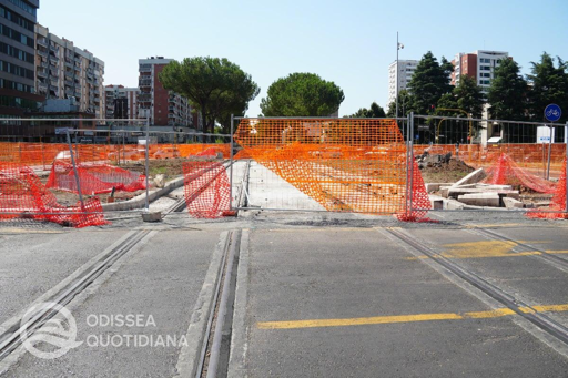 Immagine di un cantiere della tramvia Togliatti a Roma. Sono visibili aree di lavoro delimitate, mezzi e materiali utilizzati per la costruzione dell’infrastruttura tranviaria. La fotografia rappresenta una fase operativa del progetto, con lavoratori impegnati nelle attività di realizzazione della nuova linea e nelle operazioni necessarie per garantire la sicurezza del cantiere.