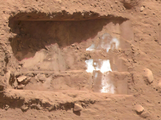 La missione Phoenix della NASA nel 2008 è stata la prima a scavare in profondità e a catturare foto del ghiaccio, mostrato qui, nell'equivalente marziano del Circolo Polare Artico.﻿