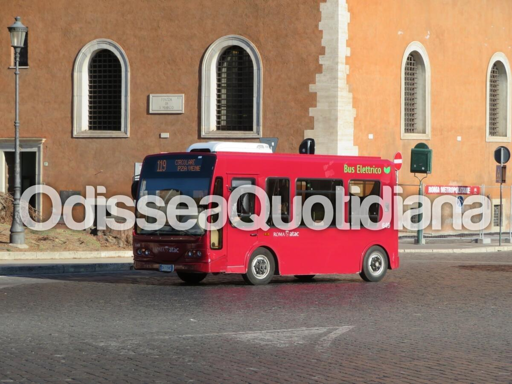Immagine di un minibus elettrico Gulliver utilizzato per il trasporto pubblico urbano di Roma. Il mezzo è raffigurato in ambiente cittadino, con caratteristiche compatte tipiche dei veicoli impiegati sulle linee a bassa capacità. La scena rappresenta un autobus ecologico destinato alla mobilità quotidiana dei passeggeri, con attenzione alla sostenibilità e al rinnovo della flotta.
