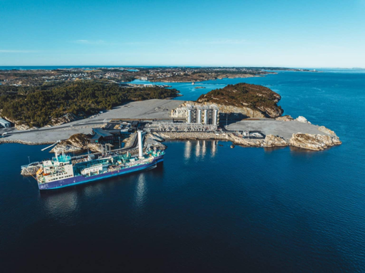 In Norvegia c'è un terminal che riceve anidride carbonica liquida via nave dall'Olanda e la pompa 2.600 metri sotto il fondale del Mare del Nord. Arriva dal più grande impianto europeo di cattura del carbonio. La CO2 ormai viaggia come una merce qualunque, con tanto di bolla di carico. Quanto pesi davvero sul totale, però, è un'altra faccenda.