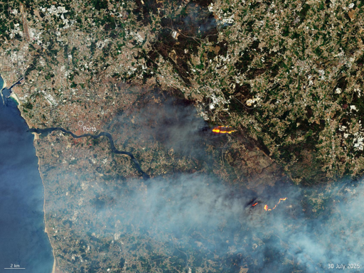 Questa immagine mostra due incendi a nord-ovest della zona principale colpita dagli incendi boschivi. Qui vediamo un incendio vicino al villaggio di Recarei, a circa 20 km a est della città di Porto. Un altro incendio è visibile a circa 20 km a sud di Recarei. Nella parte inferiore dell'immagine si vede del fumo grigio che si diffonde, proveniente dagli incendi tra Castelo de Paiva e la città di Arouca, a sud-est della zona visibile in questa immagine.