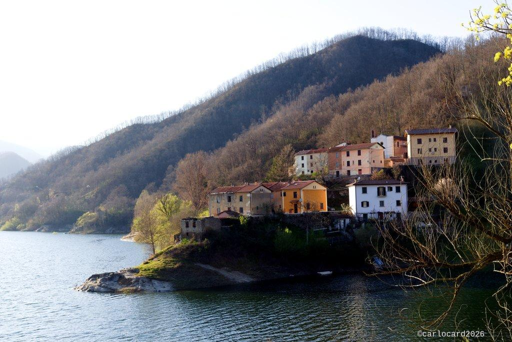 Il borgo di Fiumata sul Lago del Salto, nella provincia italiana di Rieti.