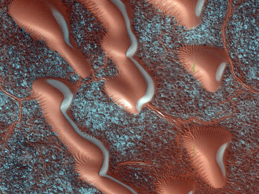 Queste splendide dune all'interno di un cratere da impatto in Acidalia Planitia sono al centro di questa osservazione volta a monitorare la deposizione, l'evoluzione e la sublimazione del gelo. Come attività secondaria condotta insieme alla Context Camera, un ulteriore obiettivo è catturare l’inizio del gelo stagionale e ottenere misurazioni dettagliate della superficie.