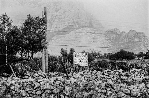 Fotografia bianco e nero di contrada Feudo dove è stato assassinato peppino Impastato