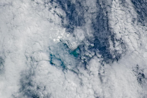 In questa immagine a colori naturali, acquisita dall'OLI (Operational Land Imager) a bordo del Landsat 9 l'11 maggio 2026, tre giorni dopo l'inizio dell'eruzione, si vedono pennacchi vulcanici ravvicinati, circondati da nuvole, che si sprigionano da una piattaforma vulcanica sottomarina in espansione. L'immagine a destra mette in risalto la firma infrarossa dell'eruzione.