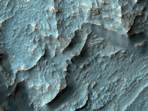Questa straordinaria immagine mostra il substrato roccioso affiorante nella parte sud-occidentale di un cratere da impatto, situato all’interno di un altro cratere. Utilizzando una coppia stereo e un successivo modello digitale del terreno, è possibile esaminare la stratigrafia della roccia in modo più dettagliato.