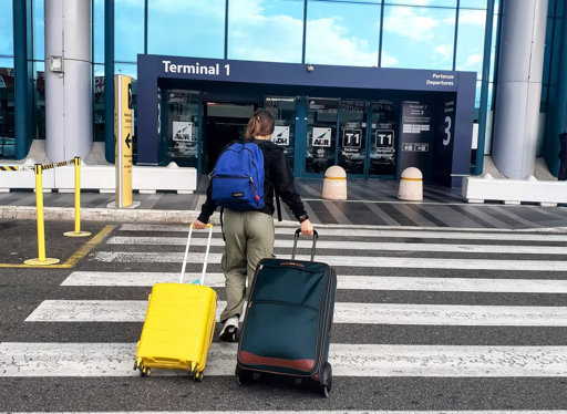 Cervelli in fuga - ragazze in aeroporto