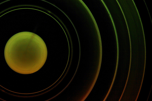 “Le prove della presenza di minuscoli campi magnetici molto omogenei nell’universo, estesi su scale intergalattiche, sono state raccolte già da molto tempo”, hanno detto Robert Brandenberger e Jürg Fröhlich, coautori dell’articolo insieme a Hao Jiao. “Per lungo tempo, l’origine di questi campi è rimasta un mistero. Il nostro recente lavoro si basa su idee descritte in articoli precedenti pubblicati nel 1997, 2000 e 2012.”