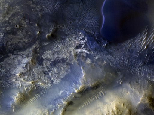 L’obiettivo di questa osservazione è risolvere meglio le dune di sabbia e il materiale roccioso sottostante. Queste rocce scure ed erose potrebbero essere la sorgente di parte delle dune sabbiose di Syrtis Major. L’immagine è stata proposta da uno studente delle scuole superiori iscritto nel 2023 al programma Jefferson County Executive Internship in Colorado, uno dei numerosi programmi di divulgazione pubblica a cui il team HiRISE partecipa.