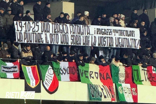 Fasci travestiti da tifosi della nazionale di calcio espongono uno striscione con la seguente scritta:

19/10.25 Una tragica fatalità
Ma puntare il dito non sarà mai la nostra mentalità.
