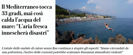 Un'immagine composta da un titolo in grassetto, un sottotitolo e una fotografia di una scena costiera sotto un cielo parzialmente nuvoloso. Il testo riporta: "Il Mediterraneo tocca 33 gradi, mai così calda l'acqua del mare: 'L'aria fresca innescherà disastri'" e, sotto, "L'estate delle ondate di calore senza fine continua a stupire gli esperti: 'Siamo circondati da una polveriera, l'arrivo delle correnti potrebbe scatenare fenomeni atmosferici violenti'". Nella fotografia, una persona è ritratta a mezz'aria mentre salta verso il mare blu. La scena include scogliere rocciose in primo piano e una spiaggia affollata di ombrelloni colorati sullo sfondo. In lontananza si vedono colline o montagne sotto un cielo luminoso.