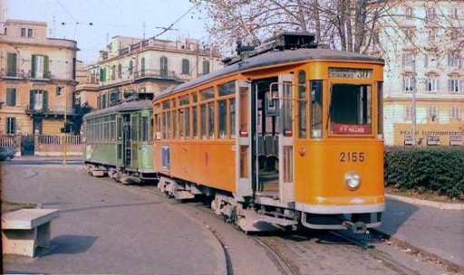 L’immagine principale accompagna un approfondimento storico sulla linea tramviaria 3 di Roma. L’articolo ricostruisce il progetto degli anni Settanta per rilanciare la rete tranviaria, la nascita della linea 30 nel 1975 e la trasformazione del servizio nel tram 3 nel 2000. Il percorso attuale collega piazza Flavio Biondo, presso la stazione di Trastevere, con piazza Thorwaldsen a Valle Giulia, passando per aree come Testaccio, il Circo Massimo, il Colosseo, San Giovanni, Porta Maggiore e San Lorenzo.