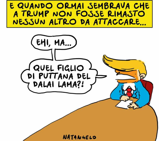 Nella vignetta, Donald Trump seduto ad un tavolo domanda: "Ehi, ma... quel figlio di puttana del Dalai Lama?!"