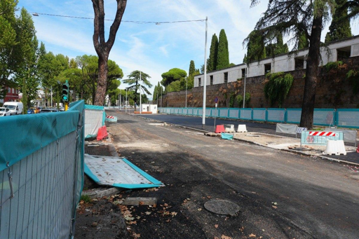 Immagine relativa al cantiere della Tramvia Tiburtina, con l’area interessata dai lavori e dalle opere infrastrutturali lungo la viabilità. La scena mostra il contesto urbano nel quale si stanno realizzando le opere della nuova linea tranviaria, con la sede stradale e le aree di cantiere delimitate. L’immagine rappresenta lo stato di avanzamento dei lavori nel mese di settembre 2026.