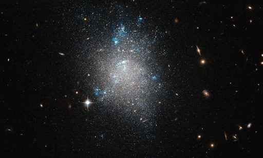 La costellazione di Orsa Maggiore (la Grande Orsa) ospita Messier 101, la Galassia Girandola. Questa immagine è una combinazione di esposizioni realizzate attraverso filtri verde e infrarosso utilizzando l’Advanced Camera for Surveys di Hubble Space Telescope. Il campo visivo è di circa 3,3 per 3,3 minuti d’arco.