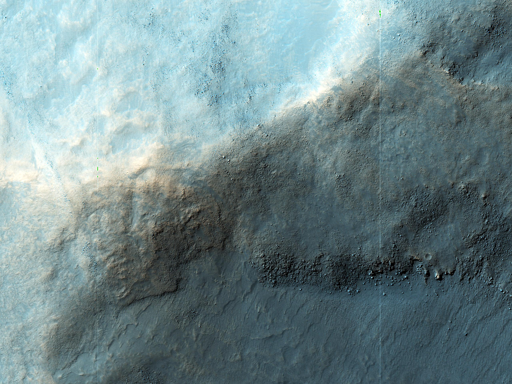 La scena si trova in Claritas Fossae, un altopiano solcato da graben situato tra le pianure laviche di Daedalia Planum e Solis Planum. Questa regione di Marte ha sperimentato un’intensa attività tettonica e vulcanica, che ha modellato il paesaggio e contribuito alla formazione di strutture come il cono parziale osservato.