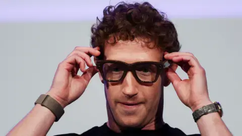 Zuckerberg, patron di Meta, indossa gli smartglasses prodotti dalla sua azienda e da Ray-ban