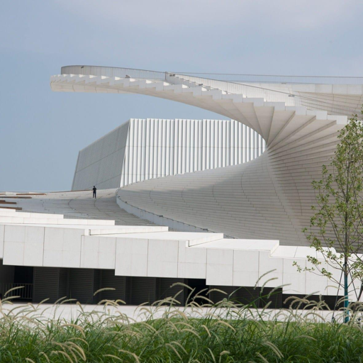L'Opera House di Shanghai ha un tetto aperto 24 ore su 24, a cui si arriva con una scala a spirale che sporge nel vuoto e che chiunque può salire, biglietto o no. Le 3 sale ospiteranno 82 spettacoli in 127 giorni, circa una serata su cinque, e per tutte le altre sere resta il tetto, che lo studio ha pensato per chi lo spettacolo non lo vede.
