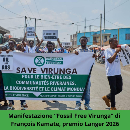 Nella foto si vede una delle manifestazioni "Fossil Free Virunga" per dire no all’estrazione di petrolio e gas in Congo. Con il megafono c’è lui, François Kamate Kasereka, giovane attivista della Repubblica Democratica del Congo (RDC), premio Langer 2026.