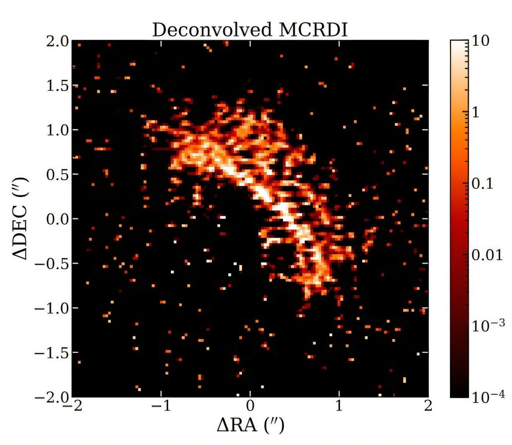 Immagine deconvoluta del disco di detriti di TWA 20 nel filtro F200W, ottenuta eseguendo una routine di deconvoluzione sul risultato MCRDI. L’immagine è ruotata con il Nord verso l’alto.