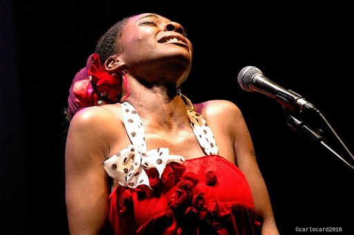La cantante spagnola Concha Buika in concerto a Martina Franca, Puglia, Italia, nel 2010. 
