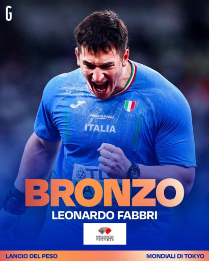 Atleta italiano Leonardo Fabbri in gara del lancio del peso, con maglietta azzurra della nazionale. Testo in sovrimpressione: ‘Bronzo Leonardo Fabbri’ per la medaglia di bronzo ai Mondiali di atletica di Tokyo 2025.
