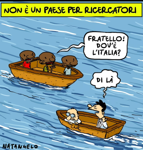 Nel disegno, due barche di incrociano nel mare. Sulla prima tre migranti domandano alle persone sull'altra imbarcazione: "Fratello! Dov'è l'Italia?"
"Di là", dice un uomo indicando alle proprie spalle.